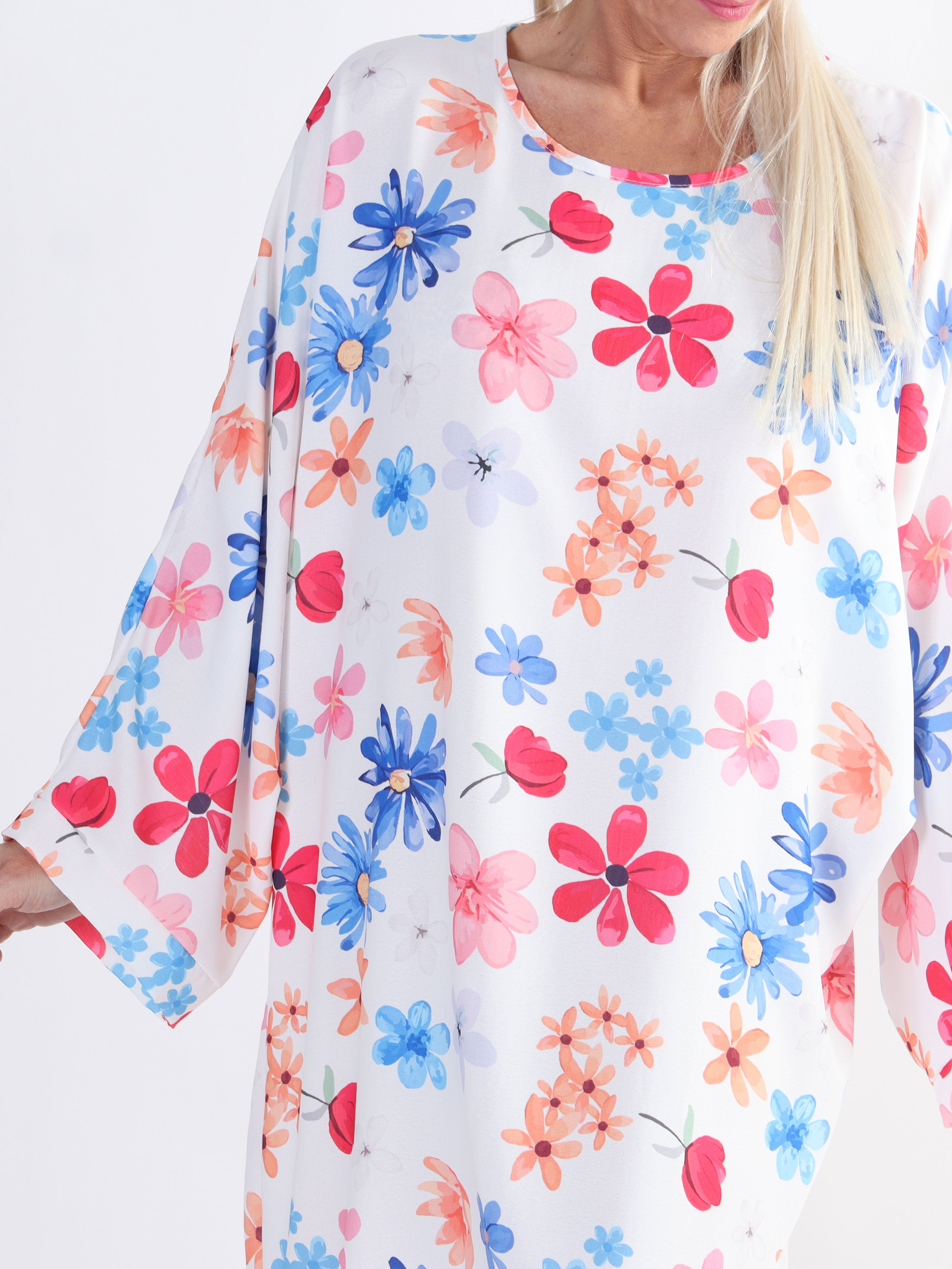 Sabina - Plus size kjole i løs pasform med blomsterprint